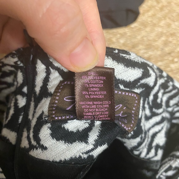 Black and white pencil skirt - Picture 3 of 3